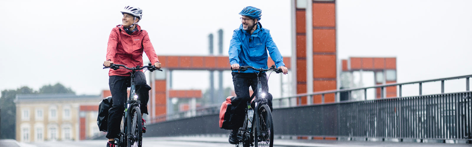 Fahrradfahrer im Regen mit Regenbekleidung