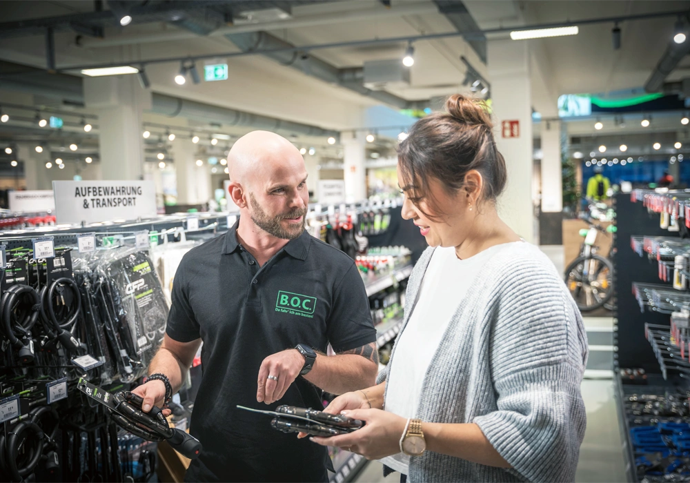 Fachberater und Kundin in einem Beratungsgespräch in einer Fahrrad-Filiale von B.O.C.