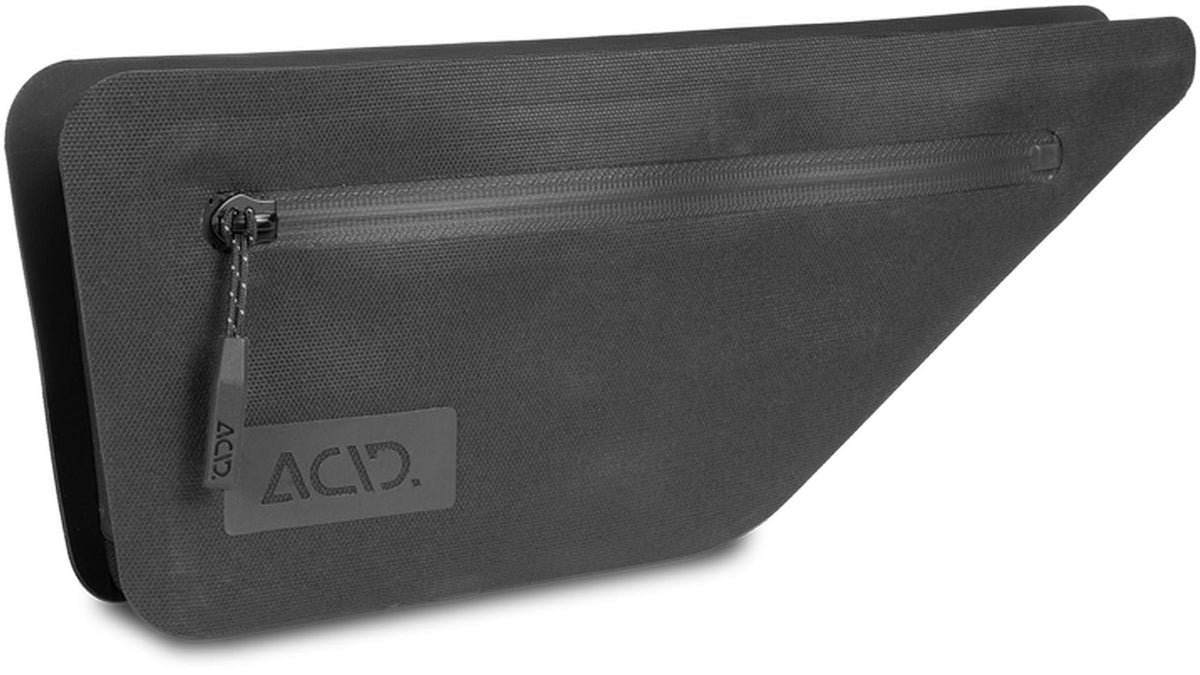 Die ACID PRO 0,6 Rahmentasche Attain von ACID ist eine schwarze, dreieckige Rahmentasche mit seitlichem Reißverschluss - ideal als wasserdichte Fahrradtasche zur sicheren und stilvollen Aufbewahrung auf Ihrer Fahrt.