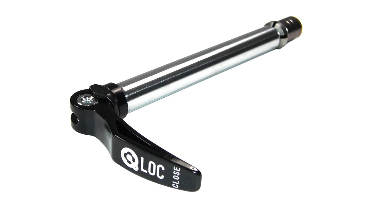Die SUNTOUR SR Suntour Q-Loc Achse 15x100 mm kurz ist eine Schnellspannachse aus Metall mit einem schwarzen Hebel mit der Aufschrift „QLOC CLOSE“, an dessen einem Ende der Hebel für die 100-mm-Steckachse der Federgabel angebracht ist.