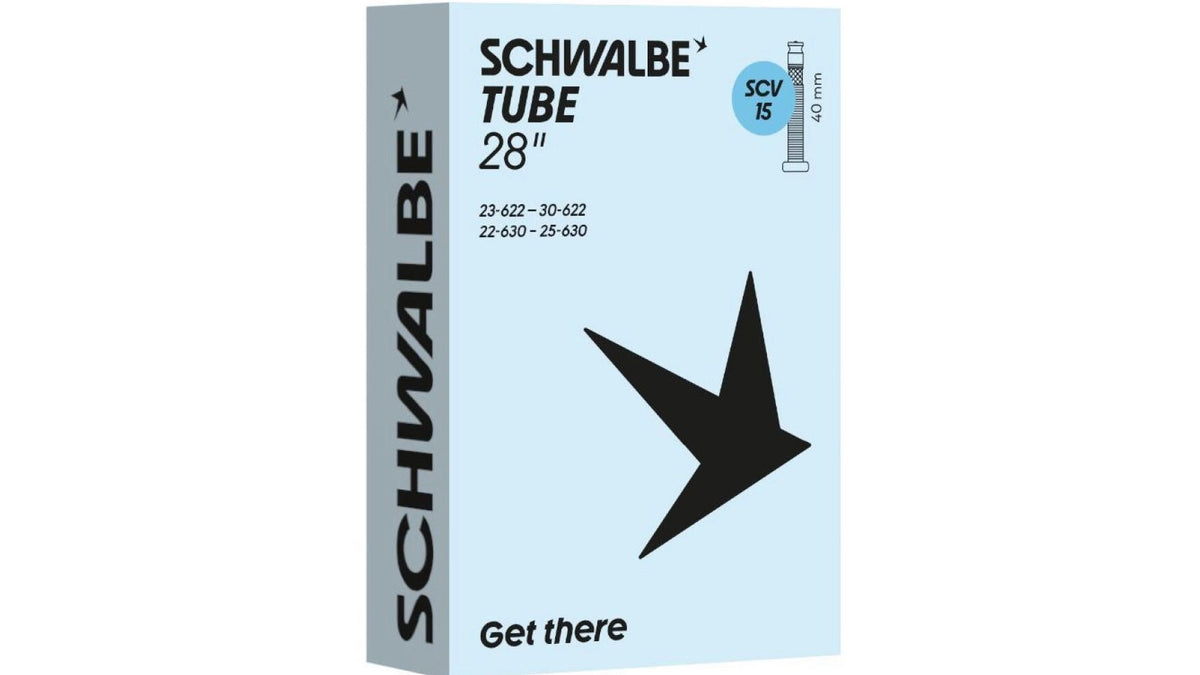 Hellblaue SCHWALBE SCV15 28" 40 mm Box für Rennrad, mit großem schwarzem Pfeil, Produktdetails, "Get there"-Text am unteren Rand und Indikatoren für Clik Valve und 40 mm Ventil oben rechts.