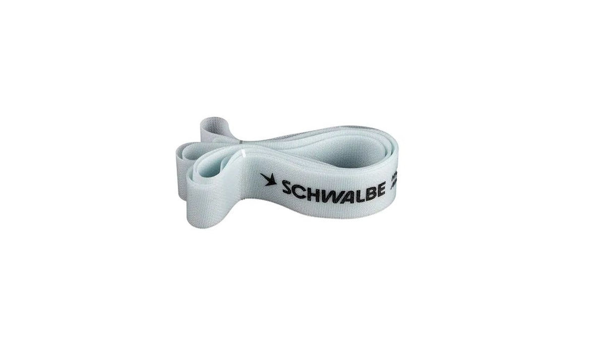 Das SCHWALBE Super High Pressure TPU-Felgenband in weißer Rollenoptik mit schwarzem Schwalbe"-Aufdruck erhöht den Pannenschutz und schützt den Schlauch im Inneren der Felge.