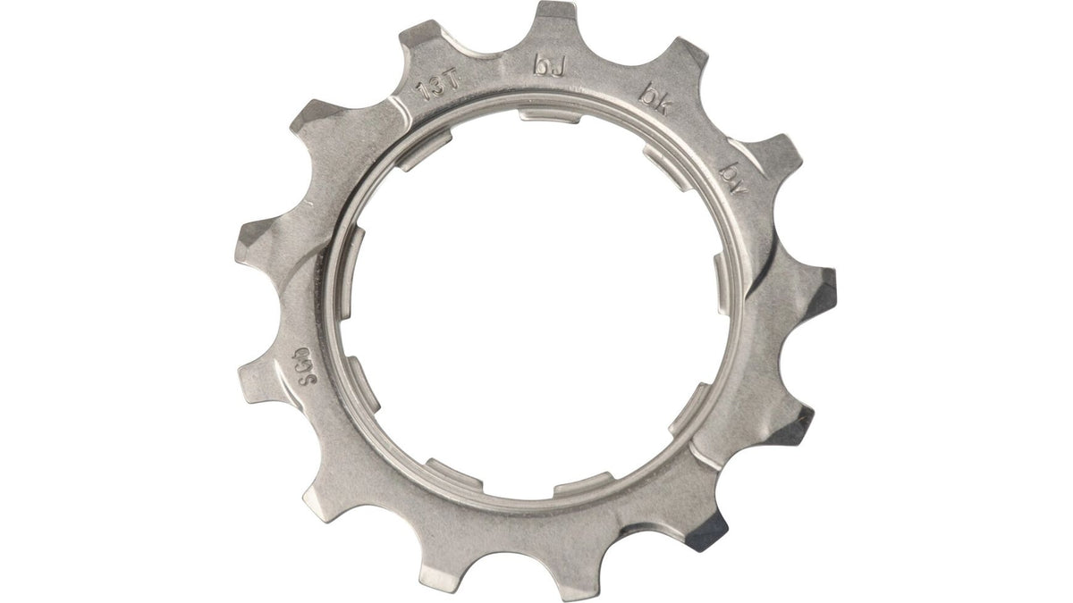 Ein silbernes SHIMANO CS-HG50-10 13-Zähne Ritzel, von oben auf weißem Hintergrund abgebildet, verfügt über Kerben am inneren Rand und Markierungen für die Befestigung von 10-Gang-Kassetten.