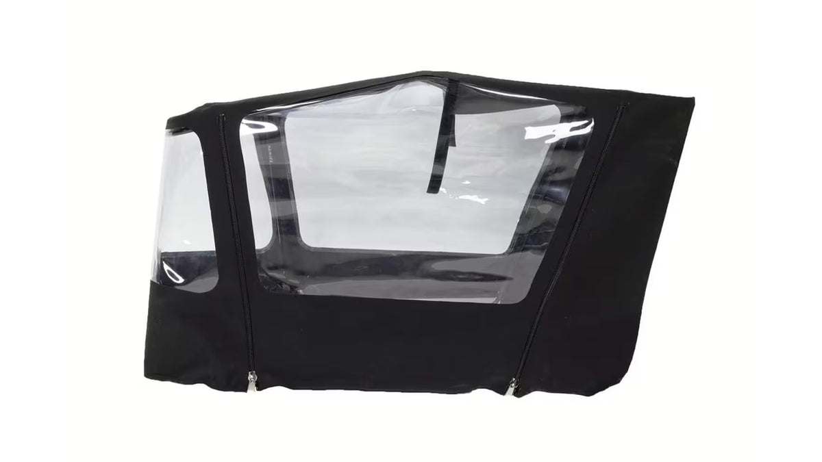 Schwarze Seitenwand aus wasserdichtem Stoff für das WINORA Winora Regenverdeck F.U.B 3W Cargo-E-Bike, mit drei durchsichtigen Kunststofffenstern - ein großes Fenster in der Mitte und zwei kleinere auf jeder Seite.