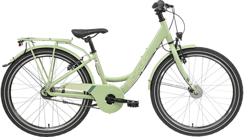 Ein hellgrünes BICYCLES Emily 24.7 Wave Citybike mit Aluminiumrahmen, Shimano Nexus 7-Gang, schwarzem Sattel, Gepäckträger, Schutzblechen und aufrechtem Lenker wird von der Seite vor einem weißen Hintergrund gezeigt.