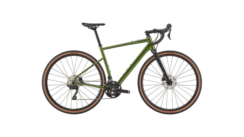 Ein grünes CANNONDALE Topstone 2 2x Gravelbike mit abfallendem Oberrohr, tiefem Lenker, schwarzer Gabel, Scheibenbremsen und hellbraunen Reifen ist seitlich vor einem weißen Hintergrund abgebildet - ideal für Gravel-Abenteuer und Bikepacking.