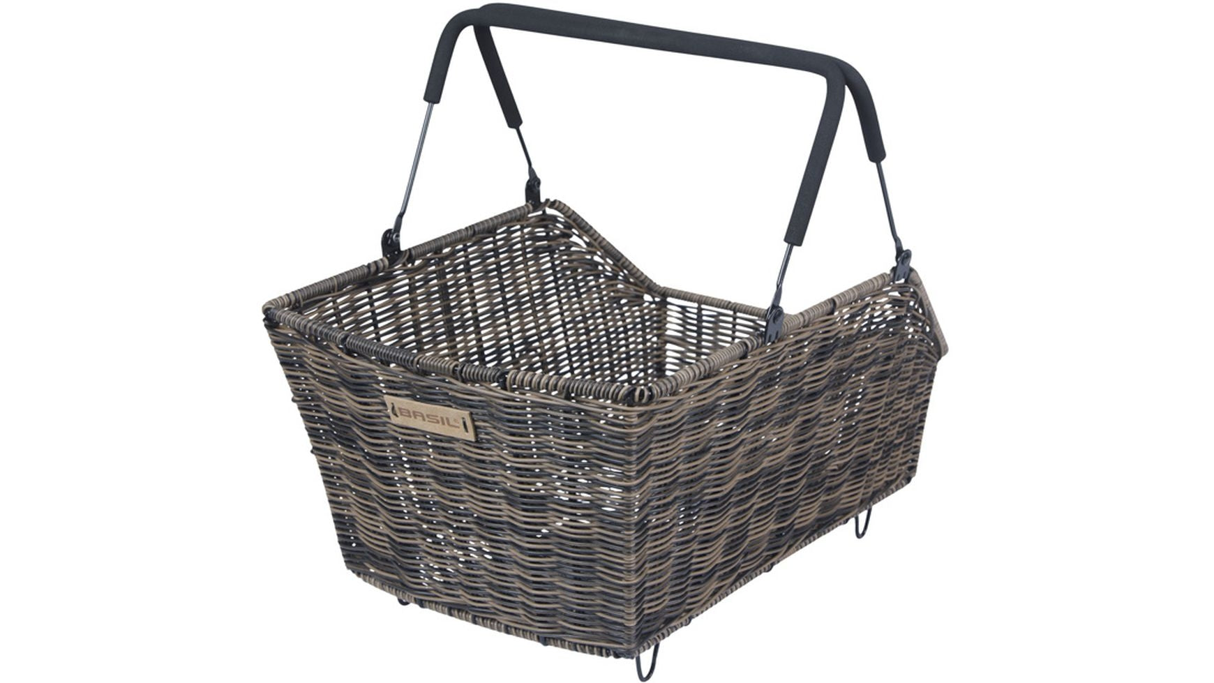 Der BASIL Cento Rattan Look HR Korb ist ein rechteckiger, geflochtener Fahrradkorb mit schwarz gepolsterten Metallgriffen, einem rustikalen Rattan-Stil und einem kleinen Etikett - perfekt als Gepäckträgerkorb.