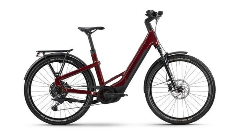 Das WINORA Yakun X10 - Low ist ein rotes E-Trekking-Bike mit tiefem Einstieg, schwarzem Sitz, Gepäckträger, Vorderradfederung, Schutzblechen und reflektierenden Reifen im Seitenprofil - ein komfortables Bike für tägliche Fahrten.
